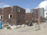 907804 Gezicht op de bouw van woningen in het nieuwbouwproject 'De Binnenhof' aan de Troelstralaan te Utrecht, met op ...